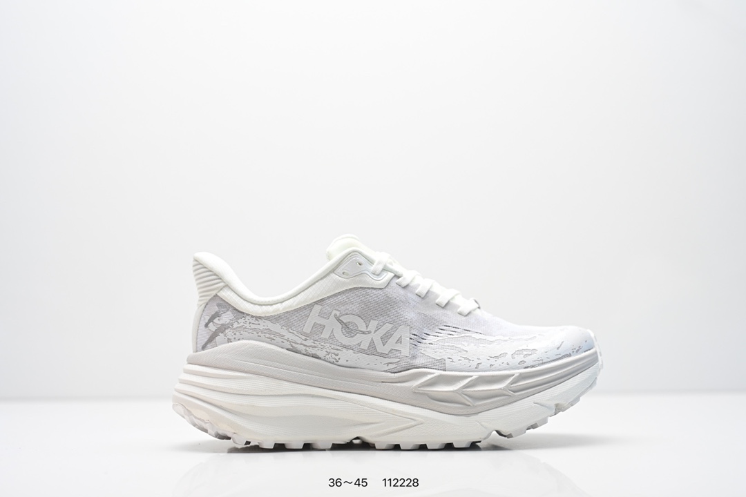 💰140
HOKA ONE ONE Stinson Atr 7
低帮专业越野跑步鞋 实拍首发 
作为 HOKA 传统鞋履的第六版 Stinson ATR 6继续在道路和非电网中提供多功能舒适性 
Stinson ATR 6在整个HOKA产品系列中以最高的体积堆叠高度提供相同的舒适脚下体验 
是名副其实的“气垫船” 与前代产品相比 
这款多功能全地形鞋重量更轻 稳定性更高
采用从消费后废塑料中提取的回收Unif REPREVE®纱线 鞋带内新集成的孔眼提供独立支撑 而精致的鞋跟领提供舒适的贴合感
紧密间隔的凸耳确保稳定性
Stinson ATR 6将激进的美学与性能相结合
继续将全地形置于 ATR中
官方货号: 1110506ZR
尺码:看图所示
 编号：112228