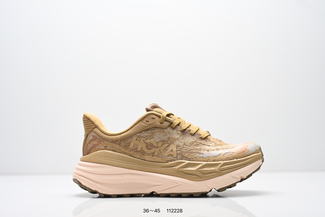 💰140
HOKA ONE ONE Stinson Atr 7
低帮专业越野跑步鞋 实拍首发 
作为 HOKA 传统鞋履的第六版 Stinson ATR 6继续在道路和非电网中提供多功能舒适性 
Stinson ATR 6在整个HOKA产品系列中以最高的体积堆叠高度提供相同的舒适脚下体验 
是名副其实的“气垫船” 与前代产品相比 
这款多功能全地形鞋重量更轻 稳定性更高
采用从消费后废塑料中提取的回收Unif REPREVE®纱线 鞋带内新集成的孔眼提供独立支撑 而精致的鞋跟领提供舒适的贴合感
紧密间隔的凸耳确保稳定性
Stinson ATR 6将激进的美学与性能相结合
继续将全地形置于 ATR中
官方货号: 1110506ZR
尺码:看图所示
 编号：112228