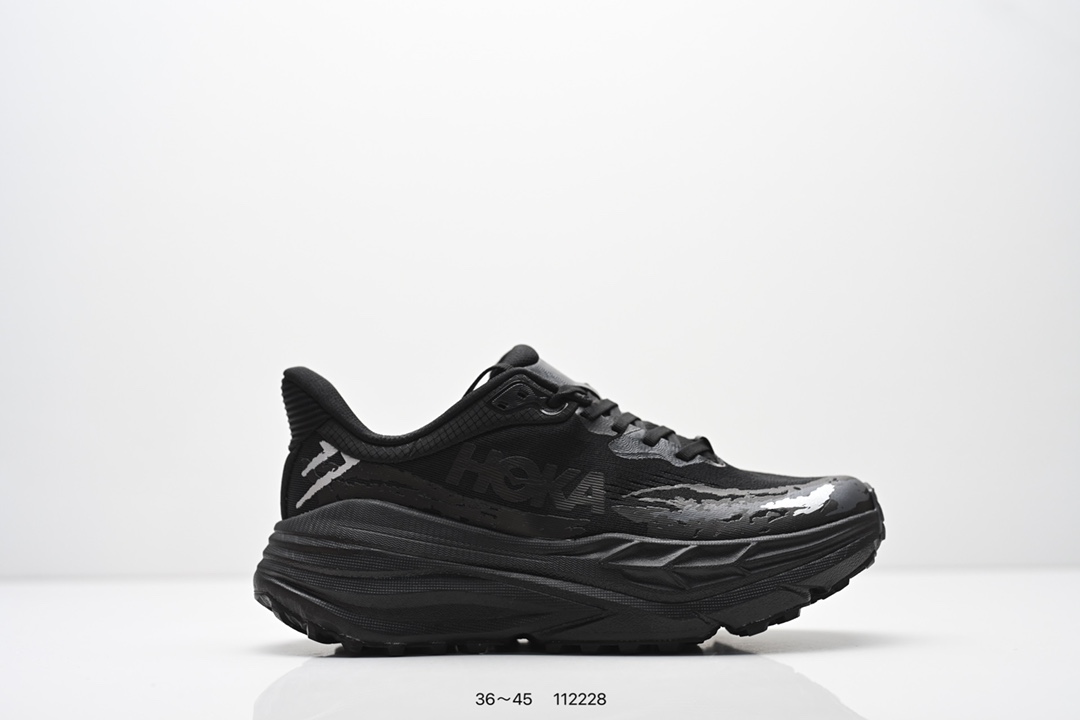 💰140
HOKA ONE ONE Stinson Atr 7
低帮专业越野跑步鞋 实拍首发 
作为 HOKA 传统鞋履的第六版 Stinson ATR 6继续在道路和非电网中提供多功能舒适性 
Stinson ATR 6在整个HOKA产品系列中以最高的体积堆叠高度提供相同的舒适脚下体验 
是名副其实的“气垫船” 与前代产品相比 
这款多功能全地形鞋重量更轻 稳定性更高
采用从消费后废塑料中提取的回收Unif REPREVE®纱线 鞋带内新集成的孔眼提供独立支撑 而精致的鞋跟领提供舒适的贴合感
紧密间隔的凸耳确保稳定性
Stinson ATR 6将激进的美学与性能相结合
继续将全地形置于 ATR中
官方货号: 1110506ZR
尺码:看图所示
 编号：112228