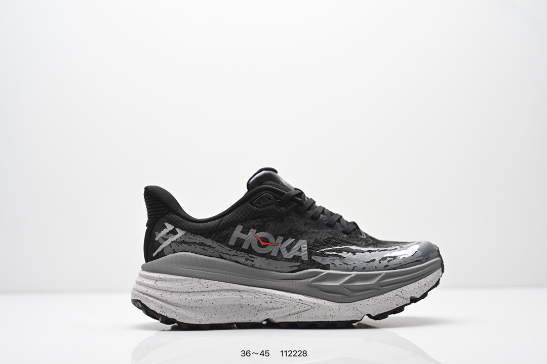 💰140
HOKA ONE ONE Stinson Atr 7
低帮专业越野跑步鞋 实拍首发 
作为 HOKA 传统鞋履的第六版 Stinson ATR 6继续在道路和非电网中提供多功能舒适性 
Stinson ATR 6在整个HOKA产品系列中以最高的体积堆叠高度提供相同的舒适脚下体验 
是名副其实的“气垫船” 与前代产品相比 
这款多功能全地形鞋重量更轻 稳定性更高
采用从消费后废塑料中提取的回收Unif REPREVE®纱线 鞋带内新集成的孔眼提供独立支撑 而精致的鞋跟领提供舒适的贴合感
紧密间隔的凸耳确保稳定性
Stinson ATR 6将激进的美学与性能相结合
继续将全地形置于 ATR中
官方货号: 1110506ZR
尺码:看图所示
 编号：112228