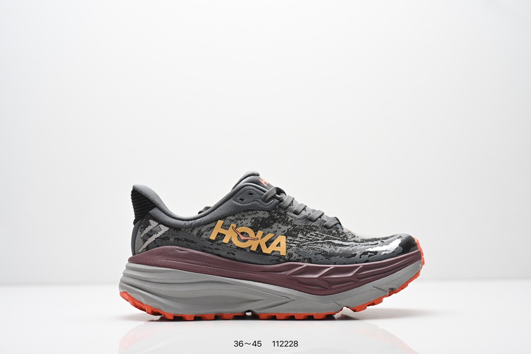 💰140
HOKA ONE ONE Stinson Atr 7
低帮专业越野跑步鞋 实拍首发 
作为 HOKA 传统鞋履的第六版 Stinson ATR 6继续在道路和非电网中提供多功能舒适性 
Stinson ATR 6在整个HOKA产品系列中以最高的体积堆叠高度提供相同的舒适脚下体验 
是名副其实的“气垫船” 与前代产品相比 
这款多功能全地形鞋重量更轻 稳定性更高
采用从消费后废塑料中提取的回收Unif REPREVE®纱线 鞋带内新集成的孔眼提供独立支撑 而精致的鞋跟领提供舒适的贴合感
紧密间隔的凸耳确保稳定性
Stinson ATR 6将激进的美学与性能相结合
继续将全地形置于 ATR中
官方货号: 1110506ZR
尺码:看图所示
 编号：112228