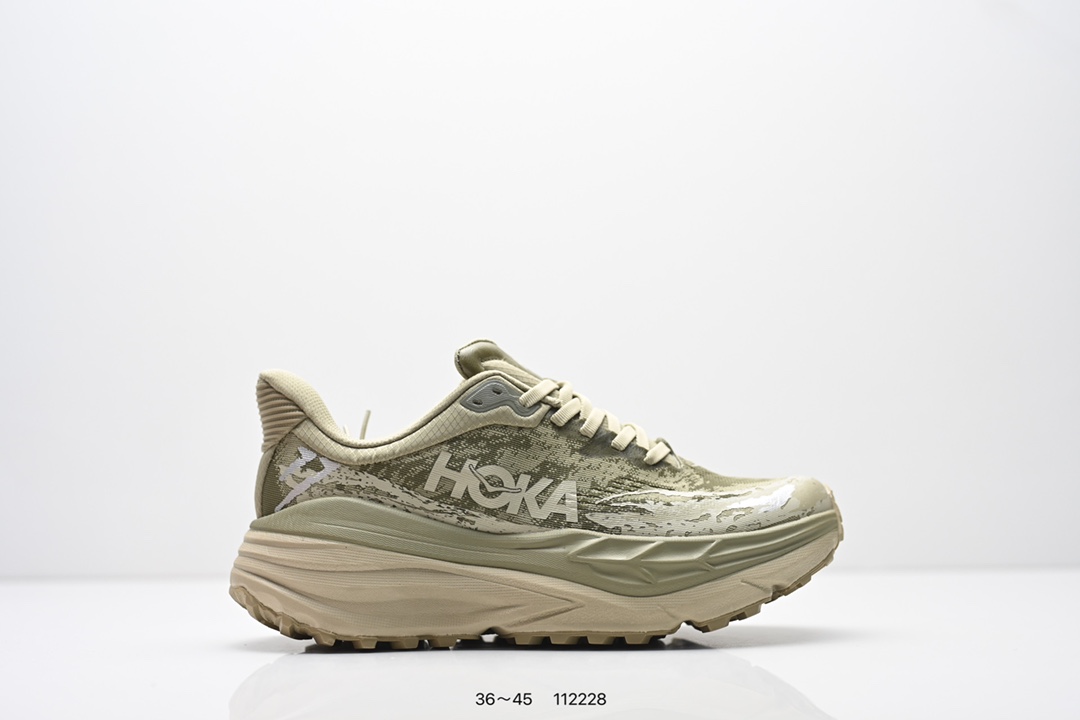 💰140
HOKA ONE ONE Stinson Atr 7
低帮专业越野跑步鞋 实拍首发 
作为 HOKA 传统鞋履的第六版 Stinson ATR 6继续在道路和非电网中提供多功能舒适性 
Stinson ATR 6在整个HOKA产品系列中以最高的体积堆叠高度提供相同的舒适脚下体验 
是名副其实的“气垫船” 与前代产品相比 
这款多功能全地形鞋重量更轻 稳定性更高
采用从消费后废塑料中提取的回收Unif REPREVE®纱线 鞋带内新集成的孔眼提供独立支撑 而精致的鞋跟领提供舒适的贴合感
紧密间隔的凸耳确保稳定性
Stinson ATR 6将激进的美学与性能相结合
继续将全地形置于 ATR中
官方货号: 1110506ZR
尺码:看图所示
 编号：112228