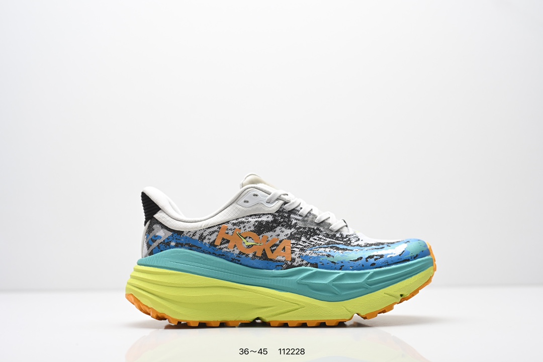 💰140
HOKA ONE ONE Stinson Atr 7
低帮专业越野跑步鞋 实拍首发 
作为 HOKA 传统鞋履的第六版 Stinson ATR 6继续在道路和非电网中提供多功能舒适性 
Stinson ATR 6在整个HOKA产品系列中以最高的体积堆叠高度提供相同的舒适脚下体验 
是名副其实的“气垫船” 与前代产品相比 
这款多功能全地形鞋重量更轻 稳定性更高
采用从消费后废塑料中提取的回收Unif REPREVE®纱线 鞋带内新集成的孔眼提供独立支撑 而精致的鞋跟领提供舒适的贴合感
紧密间隔的凸耳确保稳定性
Stinson ATR 6将激进的美学与性能相结合
继续将全地形置于 ATR中
官方货号: 1110506ZR
尺码:看图所示
 编号：112228