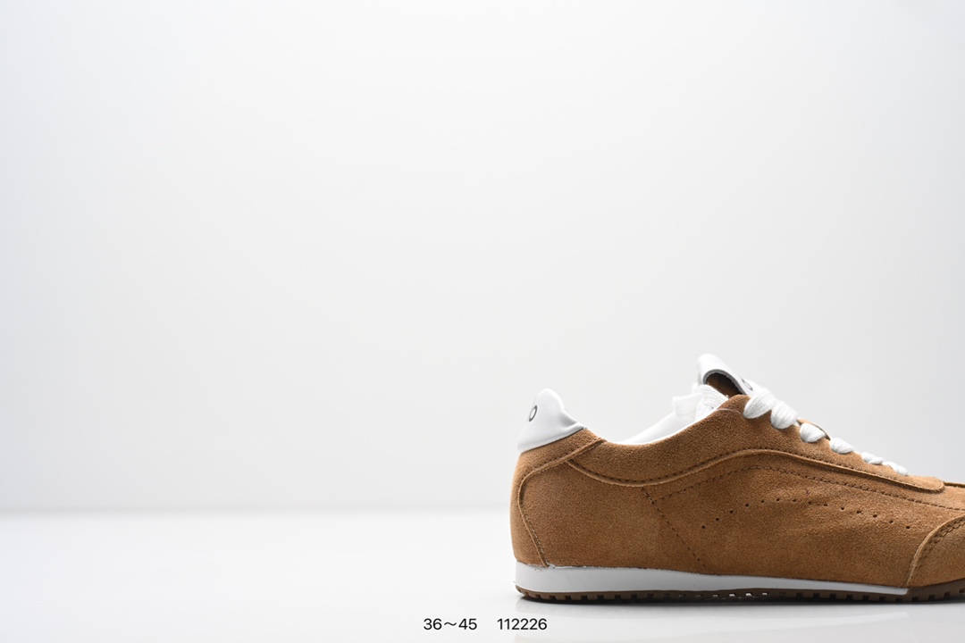 💰130
ALO YOGAALOSunset新款运动鞋绒面革低帮薄底休闲鞋简约风
采用柔软麂皮拼接透气内里,鞋底具备一定缓震性,适合日常通勤或周末出游。品牌目前主要面向亚洲市场,生产与设计团队位于韩国,注重细节打磨与季节性潮流趋势的结合。
鞋面是细腻的麂皮材质,摸起来柔软又有高级感,搭配浅咖色系特别百搭,鞋底有一定厚度但不笨重,踩下去有轻微的回弹感,像是脚底被轻轻托住。最打动我的是它的设计细节——后跟微微收窄的线条,让脚踝看起来更修长,搭配裙子或牛仔裤都很有氛围感。
尺码:36~45
lD:112226