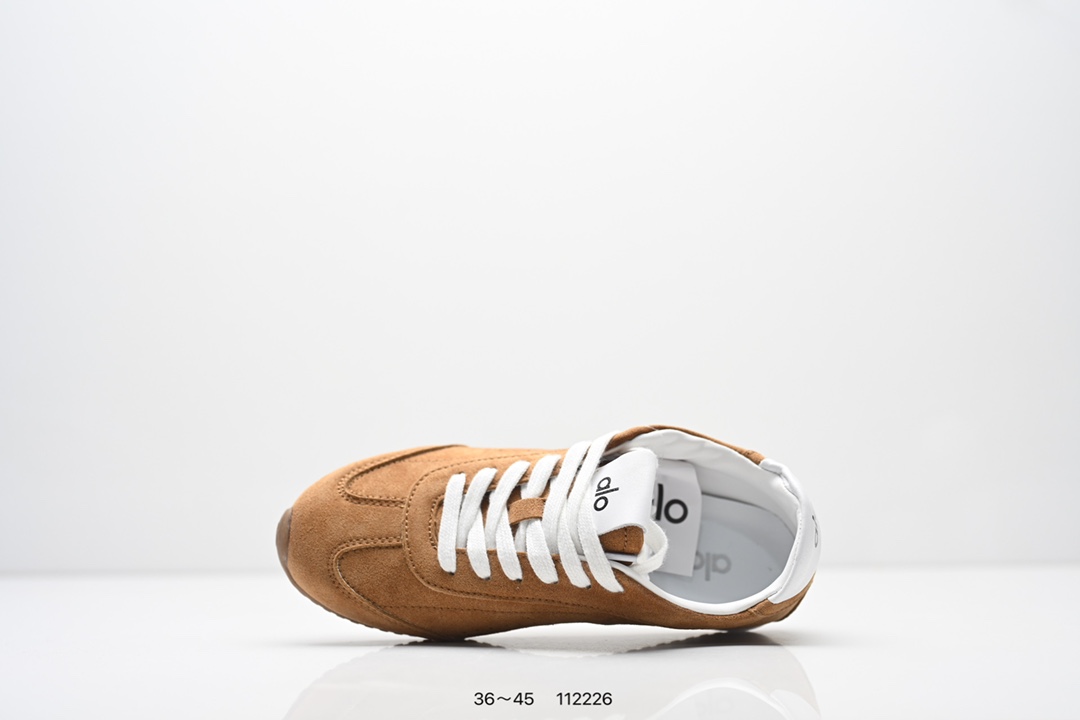 💰130
ALO YOGAALOSunset新款运动鞋绒面革低帮薄底休闲鞋简约风
采用柔软麂皮拼接透气内里,鞋底具备一定缓震性,适合日常通勤或周末出游。品牌目前主要面向亚洲市场,生产与设计团队位于韩国,注重细节打磨与季节性潮流趋势的结合。
鞋面是细腻的麂皮材质,摸起来柔软又有高级感,搭配浅咖色系特别百搭,鞋底有一定厚度但不笨重,踩下去有轻微的回弹感,像是脚底被轻轻托住。最打动我的是它的设计细节——后跟微微收窄的线条,让脚踝看起来更修长,搭配裙子或牛仔裤都很有氛围感。
尺码:36~45
lD:112226