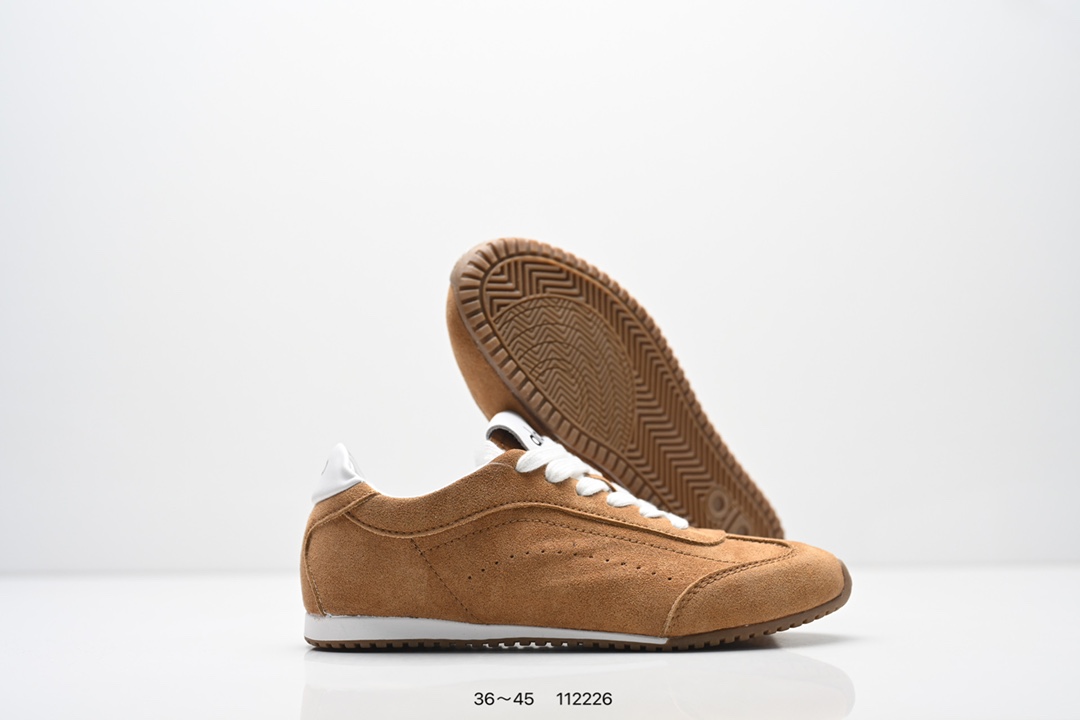 💰130
ALO YOGAALOSunset新款运动鞋绒面革低帮薄底休闲鞋简约风
采用柔软麂皮拼接透气内里,鞋底具备一定缓震性,适合日常通勤或周末出游。品牌目前主要面向亚洲市场,生产与设计团队位于韩国,注重细节打磨与季节性潮流趋势的结合。
鞋面是细腻的麂皮材质,摸起来柔软又有高级感,搭配浅咖色系特别百搭,鞋底有一定厚度但不笨重,踩下去有轻微的回弹感,像是脚底被轻轻托住。最打动我的是它的设计细节——后跟微微收窄的线条,让脚踝看起来更修长,搭配裙子或牛仔裤都很有氛围感。
尺码:36~45
lD:112226