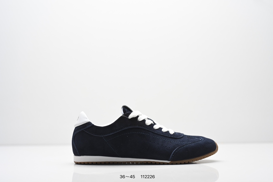 集合💰130
ALO YOGAALOSunset新款运动鞋绒面革低帮薄底休闲鞋简约风
采用柔软麂皮拼接透气内里，鞋底具备一定缓震性，适合日常通勤或周末出游。品牌目前主要面向亚洲市场，生产与设计团队位于韩国，注重细节打磨与季节性潮流趋势的结合。
鞋面是细腻的麂皮材质，摸起来柔软又有高级感，搭配浅咖色系特别百搭，鞋底有一定厚度但不笨重，踩下去有轻微的回弹感，像是脚底被轻轻托住。最打动我的是它的设计细节——后跟微微收窄的线条，让脚踝看起来更修长，搭配裙子或牛仔裤都很有氛围感。
尺码:36～45
lD:112226