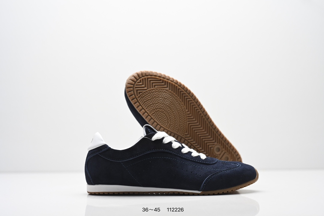 集合💰130
ALO YOGAALOSunset新款运动鞋绒面革低帮薄底休闲鞋简约风
采用柔软麂皮拼接透气内里，鞋底具备一定缓震性，适合日常通勤或周末出游。品牌目前主要面向亚洲市场，生产与设计团队位于韩国，注重细节打磨与季节性潮流趋势的结合。
鞋面是细腻的麂皮材质，摸起来柔软又有高级感，搭配浅咖色系特别百搭，鞋底有一定厚度但不笨重，踩下去有轻微的回弹感，像是脚底被轻轻托住。最打动我的是它的设计细节——后跟微微收窄的线条，让脚踝看起来更修长，搭配裙子或牛仔裤都很有氛围感。
尺码:36～45
lD:112226