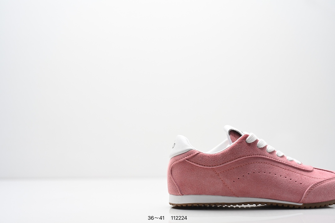 💰120 ALO YOGAALOSunset新款运动鞋绒面革低帮薄底休闲鞋简约风 采用柔软麂皮拼接透气内里,鞋底具备一定缓震性,适合日常通勤或周末出游。品牌目前主要面向亚洲市场,生产与设计团队位于韩国,注重细节打磨与季节性潮流趋势的结合。 鞋面是细腻的麂皮材质,摸起来柔软又有高级感,搭配浅咖色系特别百搭,鞋底有一定厚度但不笨重,踩下去有轻微的回弹感,像是脚底被轻轻托住。最打动我的是它的设计细节——后跟微微收窄的线条,让脚踝看起来更修长,搭配裙子或牛仔裤都很有氛围感。 尺码:看图所示 lD:112224