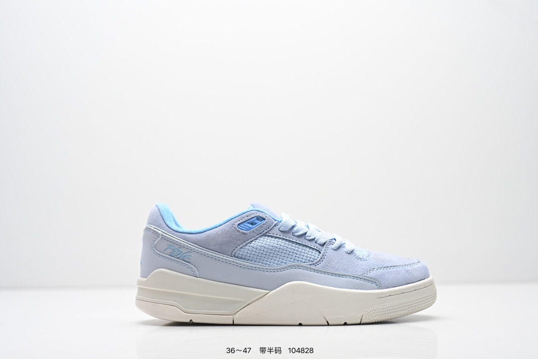 💰140
耐克 NIKE 乔丹 JORDAN FLIGHT COURT 时尚休闲 防滑耐磨 低帮运动鞋 复古篮球鞋 男女同款 Jordan「新鞋型」又来了！新配色曝光！滑板与篮球的有机结合，使得鞋款呈现不一样的风味。这款鞋集风格与性能于一身，体现了Jordan品牌的高端特色。其流畅设计、配色、高质量材料和标志性Jumpman标志，不仅提升了运动表现，还确保了舒适度和耐用性，是篮球运动员和时尚爱好者的理想选择。鞋底的设计不仅好看，走路也超舒服，无论是运动还是日常出街都适配。我愿称它为近期最爱的战靴，有了它出街回头率满满，谁穿谁好看！#flightcourt   #潮鞋推荐  #是一眼就让人心动的鞋子  #一眼沦陷的好鞋  #质感不错的AJ分享

货号:  HF3255
尺码:  36-47含半码
编码:  104828