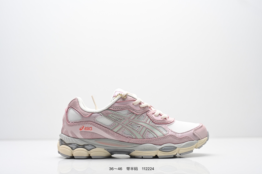 💰120
AsicsGel-NYC复古单品 2025年新款 亚瑟士ASICSTIGER 新款休闲鞋 厚底街头运动休闲鞋，ASICS亚瑟士推出全新GEL-NYC，彰显纽约都市活力。这次的新系列融入了多个版本GEL的经典设计风格，广受好评。其设计灵感来源于GEL-NIMBUS 3,GEL-MC PLUS V 和 GEL-CUMULUS 16 这些往日经典鞋款。GEL-NYC使用GEL-CUMULUS 16鞋款的鞋楦设计,展现了独特的现代化美学。鞋底采用了轻质发泡材料,并在后跟和前掌处采用了ASICS亚瑟士核心科技——GEL缓震胶,赋予鞋款强大的缓冲性能,提供了更柔软舒适的穿着体验。而在原有设计的启发之上,此次鞋款采用更贴合当今潮流趋势的材料和创新技术,展现出纽约充满活力的都市精神。

货号：1203A805-101
尺码：看图所示
编码：112224
