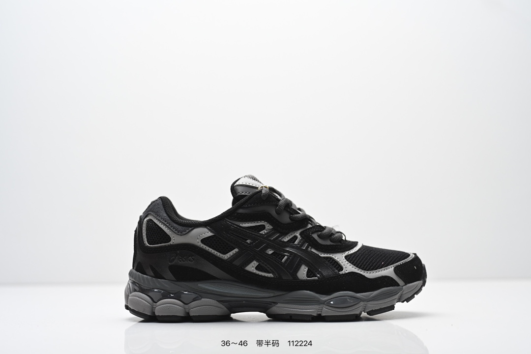 💰120
AsicsGel-NYC复古单品 2025年新款 亚瑟士ASICSTIGER 新款休闲鞋 厚底街头运动休闲鞋，ASICS亚瑟士推出全新GEL-NYC，彰显纽约都市活力。这次的新系列融入了多个版本GEL的经典设计风格，广受好评。其设计灵感来源于GEL-NIMBUS 3,GEL-MC PLUS V 和 GEL-CUMULUS 16 这些往日经典鞋款。GEL-NYC使用GEL-CUMULUS 16鞋款的鞋楦设计,展现了独特的现代化美学。鞋底采用了轻质发泡材料,并在后跟和前掌处采用了ASICS亚瑟士核心科技——GEL缓震胶,赋予鞋款强大的缓冲性能,提供了更柔软舒适的穿着体验。而在原有设计的启发之上,此次鞋款采用更贴合当今潮流趋势的材料和创新技术,展现出纽约充满活力的都市精神。

货号：1203A805-101
尺码：看图所示
编码：112224