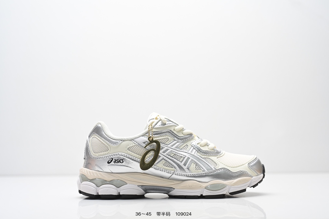 Asics Gel-NYC 复古单品 ASICS亚瑟士宣布推出全新鞋款GEL-NYC,其设计灵感来源于GEL-NIMBUS 3,GEL-MC PLUS V 和 GEL-CUMULUS 16 这些往日经典鞋款.而在原有设计的启发之上,此次鞋款采用更贴合当今潮流趋势的材料和创新技术,展现出纽约充满活力的都市精神.2000 年代初期 ASICS亚瑟士的多个经典款跑鞋款式,融合纽约市富有朝气活力的城市精神气质,共同成就了GEL-NYC系列在鞋面和配色上的创造力.该鞋款在开发初期便以GEL-NIMBUS 3为蓝本,并将GEL-MC PLUS V 鞋面的各类装饰融合于其中.ASICS 亚瑟士设计团队从而得以重构经典鞋款,为其带来崭新的设计呈现,创造色彩拼接上的更多可能性.此次GEL-NYC系列配色采用了柔和却富有张力的黑色加泥灰色、奶油色加深灰色,真实还原了纽约的城市地标形象.ASICS亚瑟士承袭过往经典,创造当下新生,将多个标志性跑鞋设计细节重构再造,成就了GEL-NYC这一极具现代风格的混搭之作 货号:1203A805-101 编码:109024