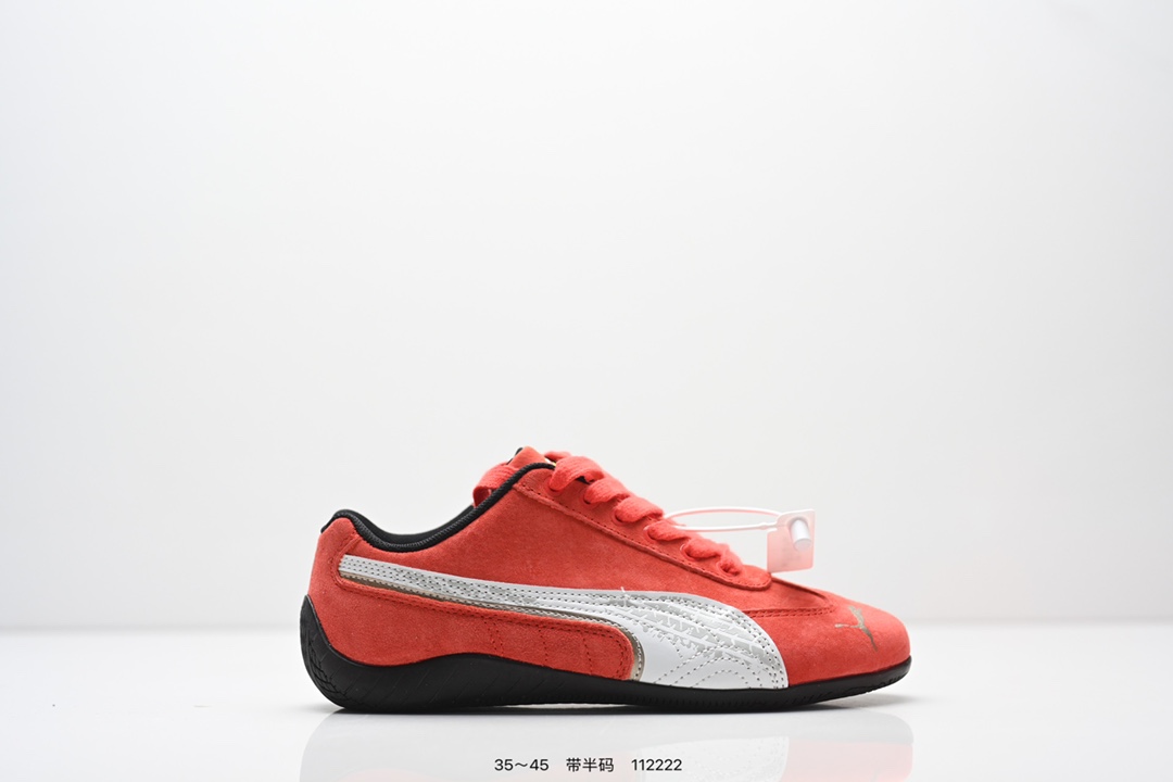 PUMA Speedca 彪马极速赛车系列低帮德训风 皮革拼接鞋面复古百搭休闲运动赛车鞋 鞋款从80、90年代赛车手所穿的防火赛车鞋为原型,鞋身线条模仿了赛车的流线廓形,体现了空气动力学原理的结构.简约流畅的外观,恰好又和贯穿其中的Formstrip Logo融合恰到好处,视觉上细节丰富且协调.本次Speedcat 鞋款归来,最大看点自然式保留了窄版鞋型以及薄底构造.这两年各品牌鞋底越做越厚,Speedcat反其道而行之,上脚几乎无鞋底的效果带来耳目一新的视觉体验.鞋面依旧是以质感细腻的麂皮拼接材质打造,并且大面积近乎全包裹的使用,复古味道也愈发浓烈.配色上更是将最原始的黑色和红色带回,向F1赛车队的标志性队服致敬.相信让各位一眼种草的更多是出挑的大红色,上脚即可瞬间点亮整体造型,在以球鞋为核心的OOTD中脱颖而出.而另一款黑色则是低调的万金油,彰显新潮个性的同时又不喧宾夺主,也是热爱简约系穿搭朋友的首选. 货号:309180 01 含半码 编码:112222