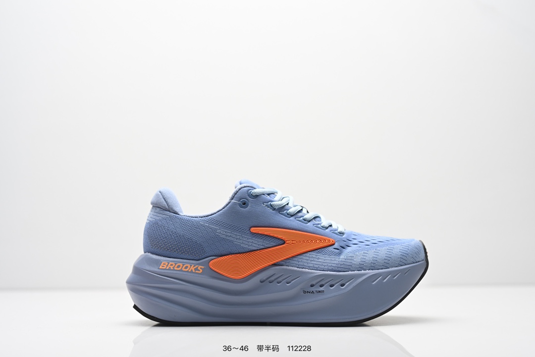 布鲁克斯 Glycerin Max 超级甘油:舒适的增高神器!Brooks Glycerin Max是一款极具突破性的顶级缓震运动跑鞋,由百年专业跑鞋品牌Brooks推出.Glycerin Max超级甘油作为Glycerin甘油系列的颠覆之作,带来了全新的科技和设计.Glycerin Max超级甘油采用了DNA TUNED中底技术,这是一种将超临界泡沫颗粒采用双重分子注氮技术一体成型的超级中底.前掌区域使用了更多小分子材料,提供迅捷灵敏的回弹反馈;后掌区域则使用了更多大分子材料,使落地更加舒适软弹.这种设计使得DNA TUNED在运动性能上全面超越了DNA LOFT V3,动能更持久,吸收冲击更均衡,能力回馈更强,耐用度更好.Glycerin Max超级甘油适合大体重跑者、热爱长距离跑的跑者以及有高强度训练后恢复跑需求的跑者.其柔软缓震与高效回弹的特性,使得这款跑鞋在保护关节和提升运动表现方面表现出色.用户评价普遍认为其舒适度高,回弹效果好,适合长时间跑步和训练. 货号:1104471D026 尺码:看图所示 编码:112228