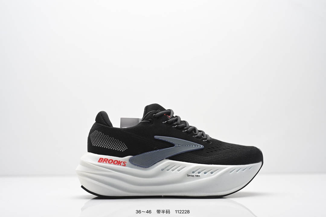 布鲁克斯 Glycerin Max 超级甘油:舒适的增高神器!Brooks Glycerin Max是一款极具突破性的顶级缓震运动跑鞋,由百年专业跑鞋品牌Brooks推出.Glycerin Max超级甘油作为Glycerin甘油系列的颠覆之作,带来了全新的科技和设计.Glycerin Max超级甘油采用了DNA TUNED中底技术,这是一种将超临界泡沫颗粒采用双重分子注氮技术一体成型的超级中底.前掌区域使用了更多小分子材料,提供迅捷灵敏的回弹反馈;后掌区域则使用了更多大分子材料,使落地更加舒适软弹.这种设计使得DNA TUNED在运动性能上全面超越了DNA LOFT V3,动能更持久,吸收冲击更均衡,能力回馈更强,耐用度更好.Glycerin Max超级甘油适合大体重跑者、热爱长距离跑的跑者以及有高强度训练后恢复跑需求的跑者.其柔软缓震与高效回弹的特性,使得这款跑鞋在保护关节和提升运动表现方面表现出色.用户评价普遍认为其舒适度高,回弹效果好,适合长时间跑步和训练. 货号:1104471D026 尺码:看图所示 编码:112228