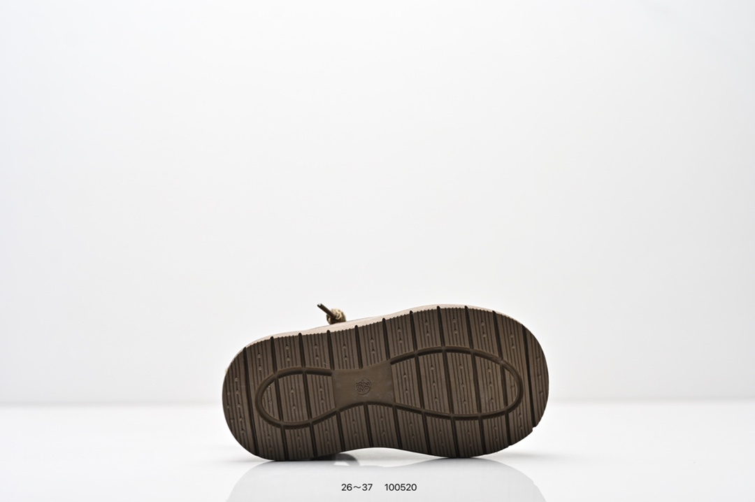 图片[6]-童鞋 UGG 厚底 小红书爆款 羊绒鞋垫 冬季保暖外出 家居都是很适合的选择 进年uug推出款式系列 局部偏向年轻消费者喜好 也走到时尚潮流穿搭的前沿 鞋身材质UGGPURE™植入式羊毛内底 轻便防滑舒适橡胶外底 带有品牌LOGO商标-选品中心