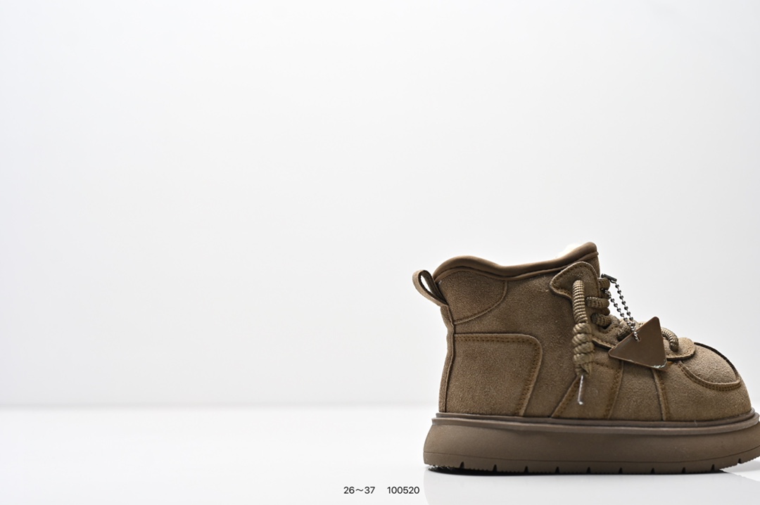 图片[2]-童鞋 UGG 厚底 小红书爆款 羊绒鞋垫 冬季保暖外出 家居都是很适合的选择 进年uug推出款式系列 局部偏向年轻消费者喜好 也走到时尚潮流穿搭的前沿 鞋身材质UGGPURE™植入式羊毛内底 轻便防滑舒适橡胶外底 带有品牌LOGO商标-选品中心