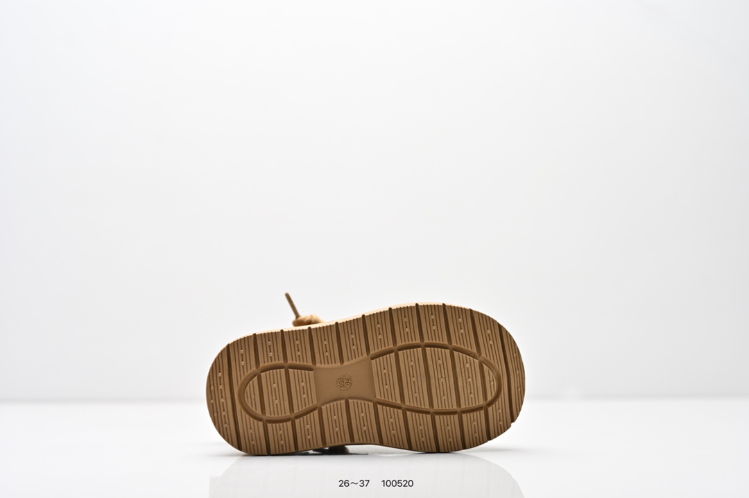 图片[6]-童鞋 UGG 厚底 小红书爆款 羊绒鞋垫 冬季保暖外出 家居都是很适合的选择 进年uug推出款式系列 局部偏向年轻消费者喜好 也走到时尚潮流穿搭的前沿 鞋身材质UGGPURE™植入式羊毛内底 轻便防滑舒适橡胶外底 带有品牌LOGO商标-选品中心