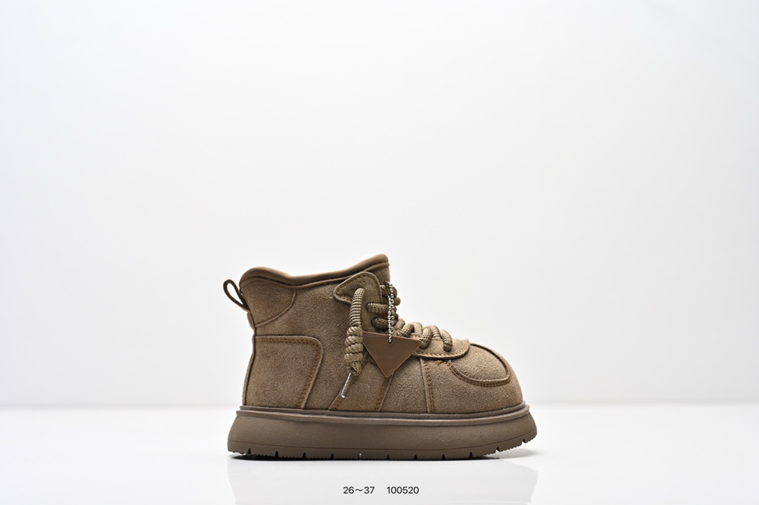 集合 童鞋 UGG 厚底 小红书爆款 羊绒鞋垫 冬季保暖外出 家居都是很适合的选择 进年uug推出款式系列 局部偏向年轻消费者喜好 也走到时尚潮流穿搭的前沿 鞋身材质UGGPURE™植入式羊毛内底 轻便防滑舒适橡胶外底 带有品牌LOGO商标-选品中心