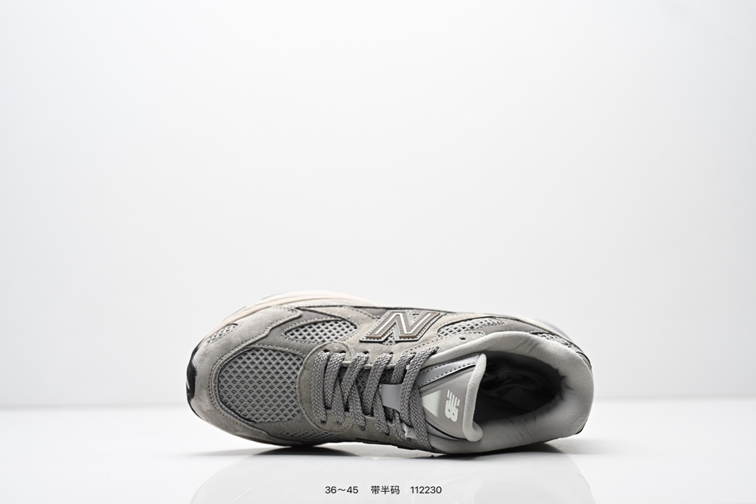 新百伦 U2010VT复古跑鞋 小红书爆款 官网售罄这双鞋确实是NB家经典复古款式之一,以全新科技诠释,鞋款,鞋面在保持基本线条和片层结构的同时,采用更为简洁、流畅的设计语言官方 货号: U2010VT (带半码) 编码:112230