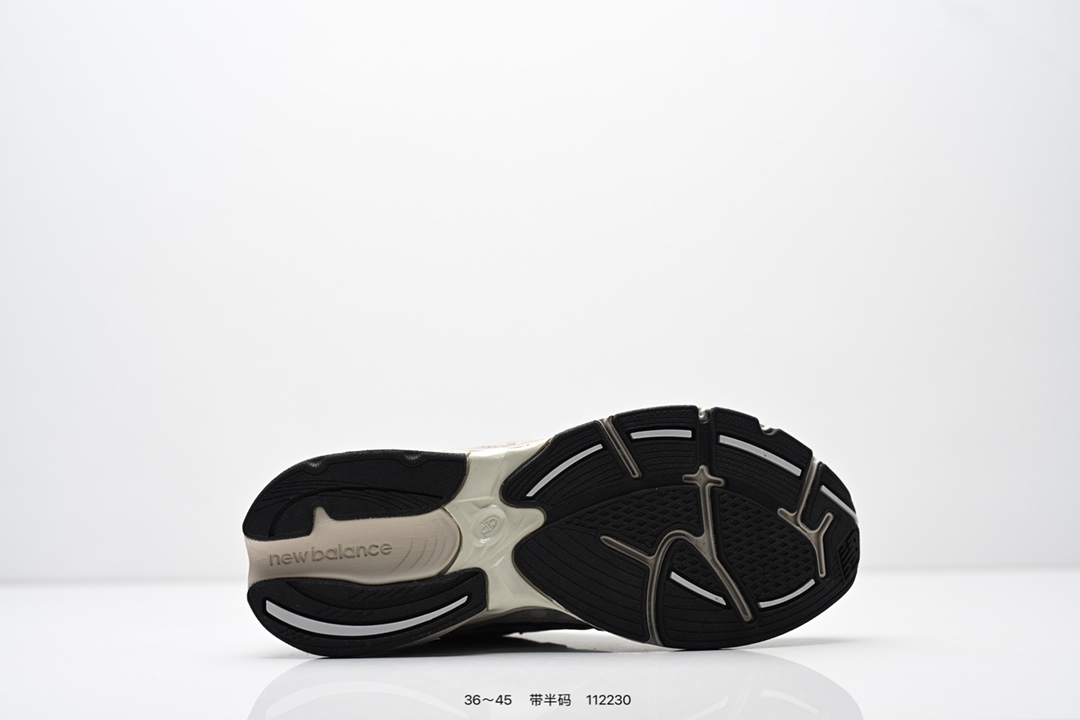 新百伦 U2010VT复古跑鞋 小红书爆款 官网售罄这双鞋确实是NB家经典复古款式之一,以全新科技诠释,鞋款,鞋面在保持基本线条和片层结构的同时,采用更为简洁、流畅的设计语言官方 货号: U2010VT (带半码) 编码:112230