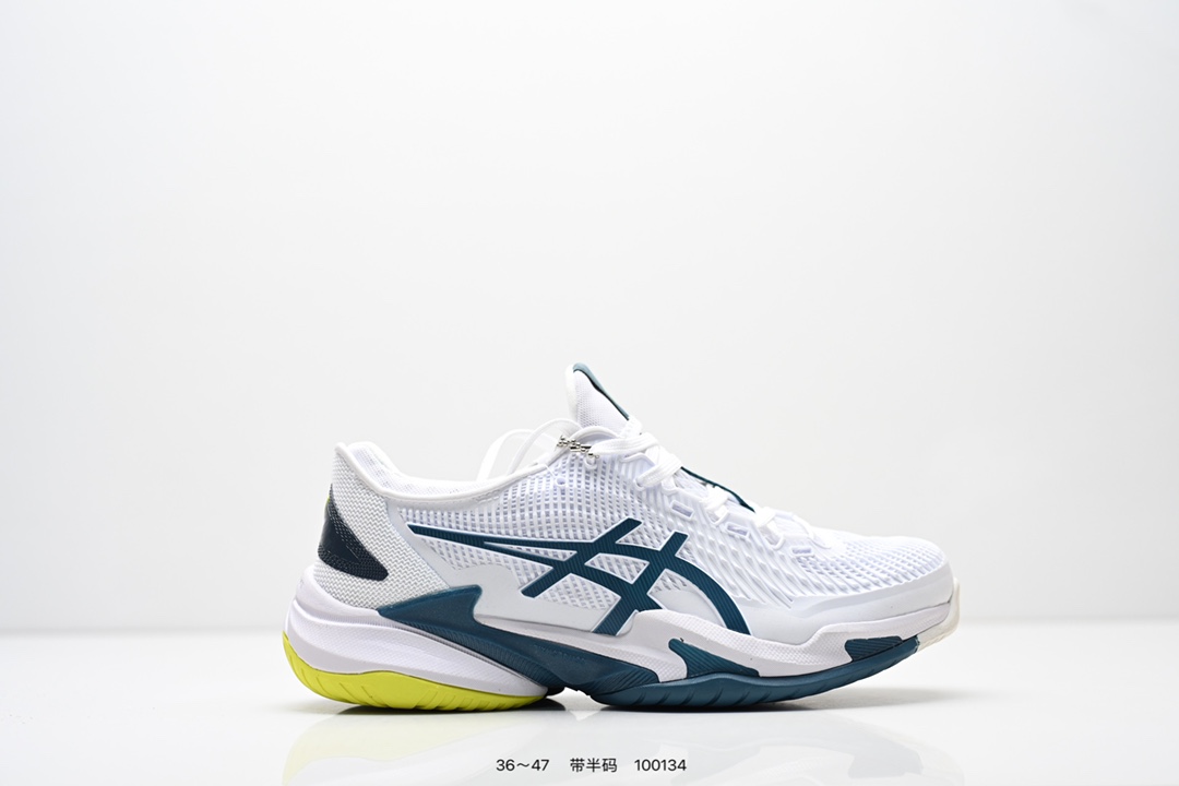 💰170
公司级：ASICS/亚瑟士COURT FF™ 3 网球鞋旨在帮助您创造了稳定的着陆并减少了身体负荷。您可以投入更多精力来产生有力的挥拍动作。凭借良好的外底抓地力和 TWISTRUSS™ 支撑系统，您可以用更大的力量离开地面。这有助于您快速恢复并更顺利地回到准备好的位置。是一款轻量的缓冲羽毛球鞋。袜套式设计，避免鞋舌跑偏，增加穿着舒适性，新鞋面提升包裏性和稳定性，中底配备轻量FLYTEFOAM泡棉，兼顾轻量缓震，鞋身外侧TPU稳定片，提供了球鞋的侧向支撑。  
货号：1041A370-400   
Size：36～47半
编码: 100134