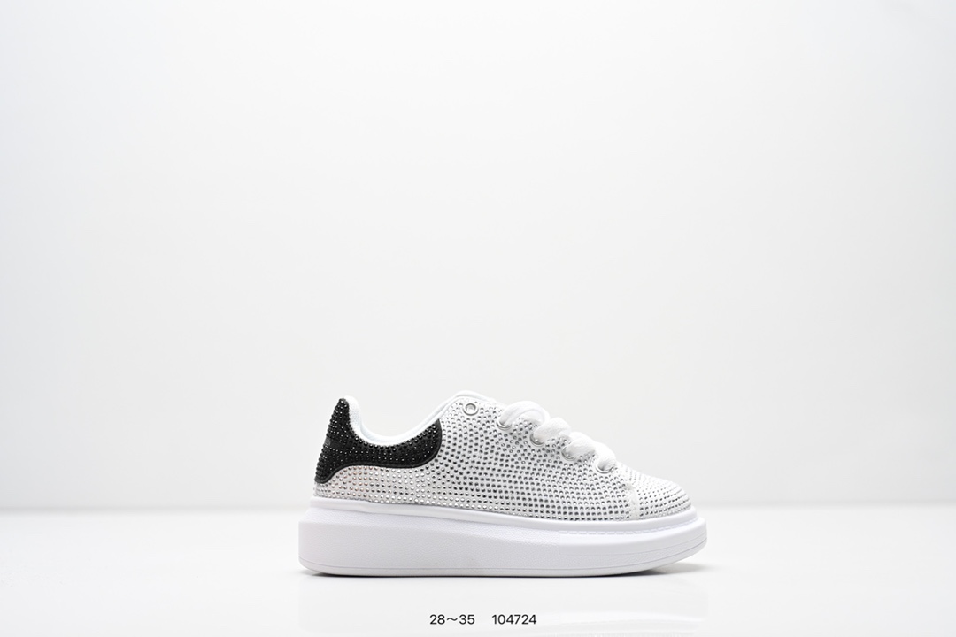 NO:676356,Children's shoes Alexander McQueen are on sale simultaneously on McQueen's official website. The official new color matching fabric is made of imported silk matte original cowhide, water-dyed sheepskin lining, cowhide foot pads. Original outsole with excellent rebound, wear-resistant and comfortable. The sole is 4.5cm thick and comes in full original packaging. No pressure in and out of the counter. SIZE: 28～35 Code 104724, McQueen, alexander mcqueen, cowhide, sheepskin,19860909童鞋Alexander McQueen 麦昆 官网同步发售 官方新配色面料采用进口丝绸亚光原版牛皮 水染羊皮内里,牛皮垫脚 原版大底 回弹度极佳 耐磨又舒适 鞋底厚4.5cm全套原版包装 进出专柜无压力 SIZE:28～35 编码104724,麦昆,alexander mcqueen,cowhide,sheepskin,,Children's