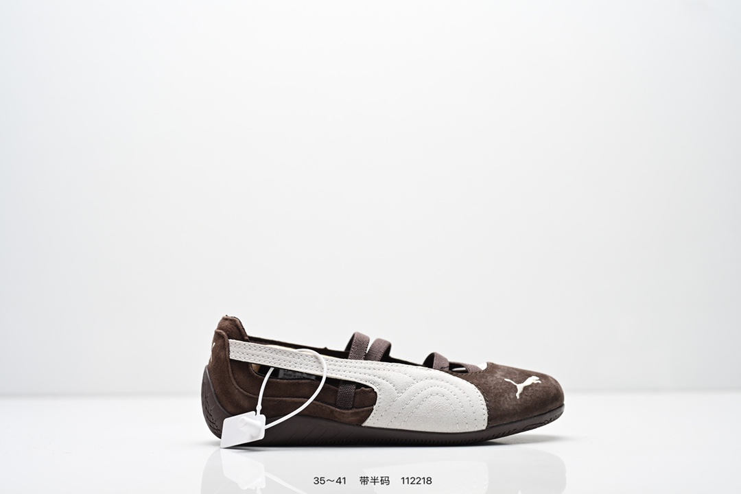 彪马 Puma Speedcat 巴黎鞋 彪马巴黎运动风格 匠心设计 孔眼底座和脚趾凸起由猪八革材料制成 支持侧踏时的踏步工作 即使在健身房等使用环境中也能确保透气性 像吸盘一样的设计是为了提高体育馆表面的抓地力性能 官方货号:406758 编号:112218 半