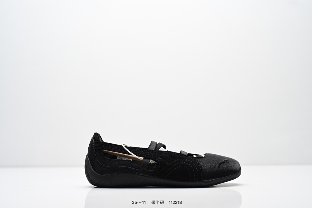 彪马 Puma Speedcat 巴黎鞋 彪马巴黎运动风格 匠心设计 孔眼底座和脚趾凸起由猪八革材料制成 支持侧踏时的踏步工作 即使在健身房等使用环境中也能确保透气性 像吸盘一样的设计是为了提高体育馆表面的抓地力性能 官方货号:406758 编号:112218 半