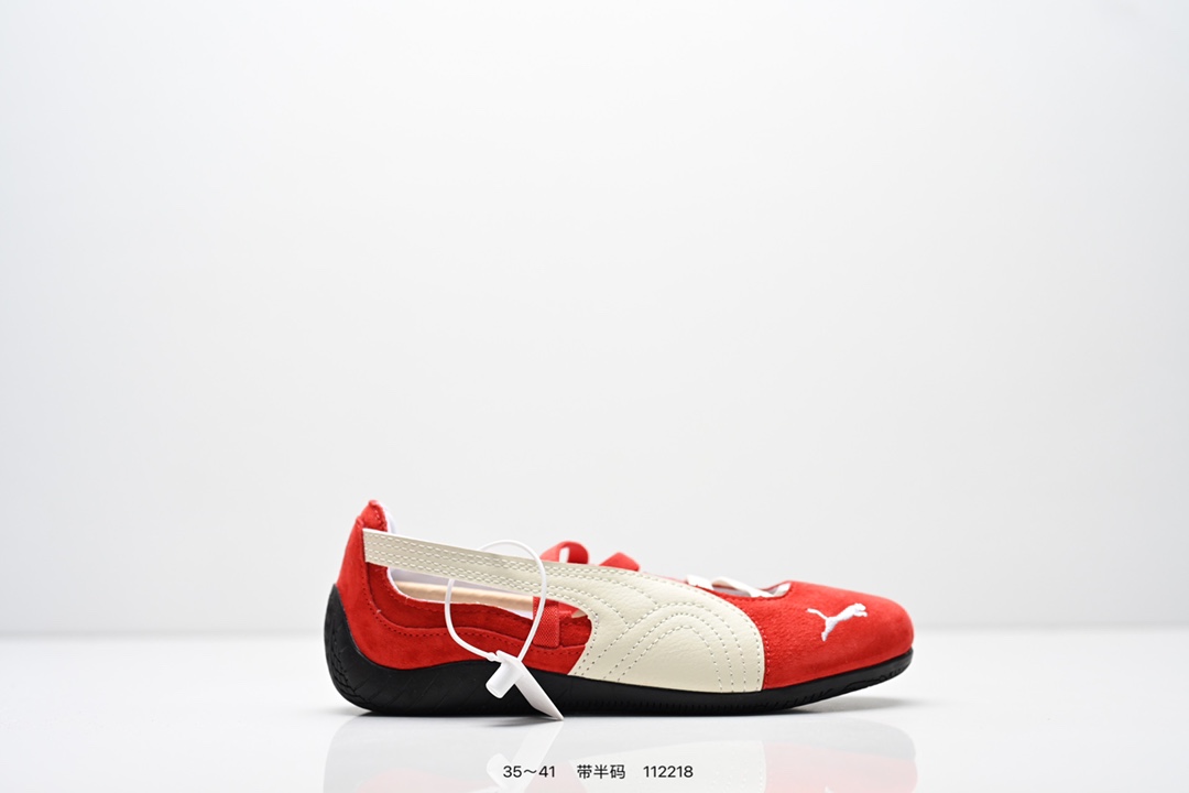 彪马 Puma Speedcat 巴黎鞋 彪马巴黎运动风格 匠心设计 孔眼底座和脚趾凸起由猪八革材料制成 支持侧踏时的踏步工作 即使在健身房等使用环境中也能确保透气性 像吸盘一样的设计是为了提高体育馆表面的抓地力性能 官方货号:406758 编号:112218 半