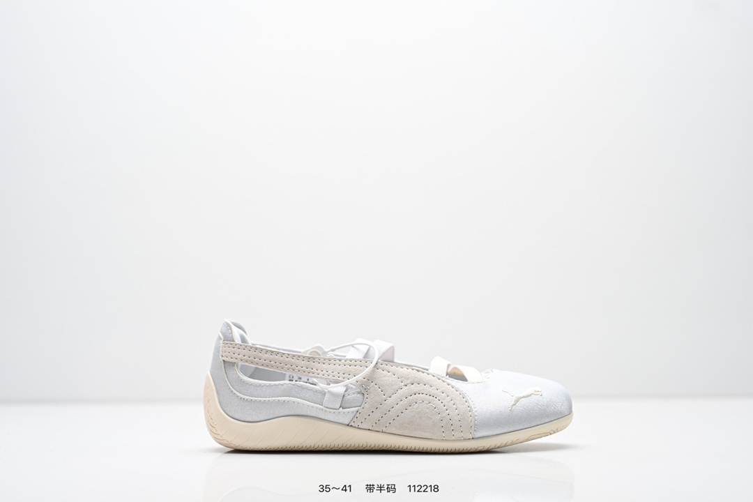 彪马 Puma Speedcat 巴黎鞋 彪马巴黎运动风格 匠心设计 孔眼底座和脚趾凸起由猪八革材料制成 支持侧踏时的踏步工作 即使在健身房等使用环境中也能确保透气性 像吸盘一样的设计是为了提高体育馆表面的抓地力性能 官方货号:406758 编号:112218 半