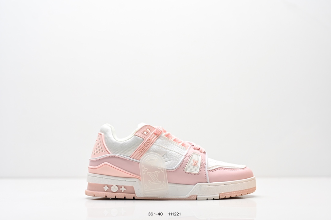 驴家LV Trainer 原版完美楦型 东莞大厂出产 TPU大底材料.独家底磨 开发费5w+ 质感媲美原版 密集度超高 区别于同行色泽质感 意大利进口头层一刀切小牛皮 皮料厚实度韧性高于市面 原版垫脚聚米微料加透气英伦网布 都是按正品一比一打造开发 不偷半点料 不掺半点假 细节原版一致 可对比 全包套原版包装配件 目前市面一梯队级别 ⚠市场太杂请注意混卖版本 可区别材料 版型 质感 包装配件 一切肉眼可见的细节. 尺码:见图 编号:111221