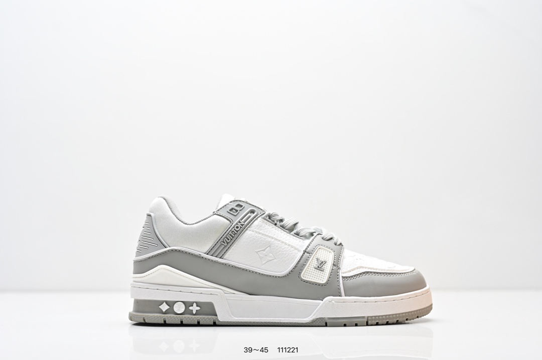 集合💰105
驴家LV Trainer 原版完美楦型 东莞大厂出产 
TPU大底材料。独家底磨 开发费5w+ 质感媲美原版 密集度超高 区别于同行色泽质感 意大利进口头层一刀切小牛皮 皮料厚实度韧性高于市面
原版垫脚聚米微料加透气英伦网布 都是按正品一比一打造开发 不偷半点料 不掺半点假 
细节原版一致 可对比 全包套原版包装配件 目前市面一梯队级别 
⚠市场太杂请注意混卖版本 可区别材料 版型 质感 包装配件 一切肉眼可见的细节。
尺码：见图
编号：111221