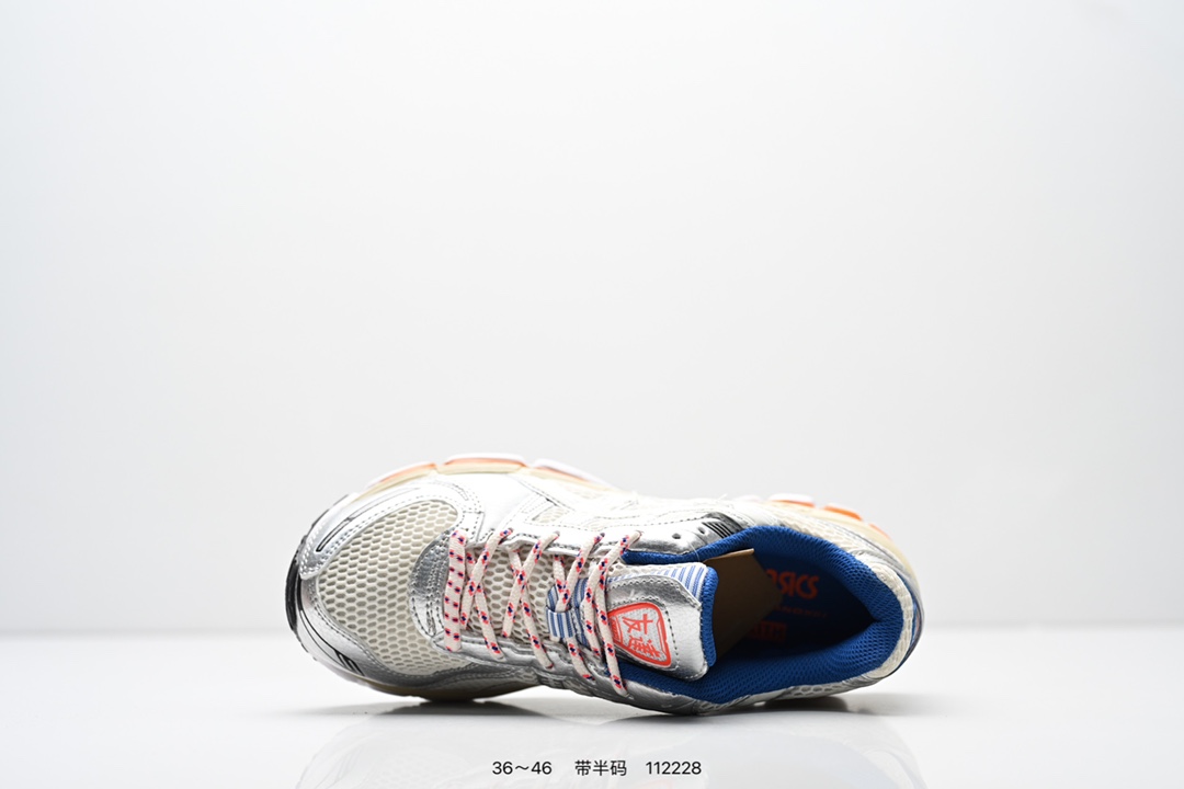 💰140
亚瑟士 KITH x Asics Gel-Kayano 12.1 “Light Sage”运动舒适防滑透气 低帮跑步鞋 厚底增高老爹鞋 该款ASICS Kayano 12.1 x KITH联名款鞋面采用混合版本,集成了Kayano 12的鞋面和GelNimbus 17的缓震系统,鞋盒配有ASICS和KITH的标志,鞋带颜色多样,鞋底为黑色橡胶,鞋面设计有皮革元素,整体外观时尚精致,与早期运动鞋相比,该款更具特色。个人觉得今年 Asics 的鞋王就是它了。低饱和度的湖水绿自带高级感。米白色的做旧中底 复古氛围感十足 #晒晒你的百搭秋冬通勤鞋 #跑鞋刮起复古风 #复古赛道一双踏入#新复古回潮#双11到手不剁手 #双11装备秒到手 #鞋王争霸赛 #点缀我的秋季穿搭#潮流入秋攻略 #秋日少年感穿搭 #潮流尖子生#我最百搭的单品#硬控我的百搭好鞋#更新我的秋日鞋柜#穿这双鞋子走进秋天
货号: 1203A827-100
尺码:36~46含半码
编码:112228