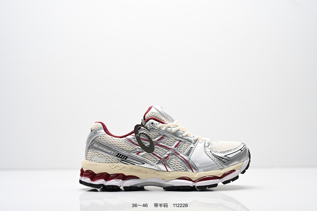 亚瑟士 KITH x Asics Gel-Kayano 12.1 “Light Sage”运动舒适防滑透气 低帮跑步鞋 厚底增高老爹鞋 该款ASICS Kayano 12.1 x KITH联名款鞋面采用混合版本,集成了Kayano 12的鞋面和GelNimbus 17的缓震系统,鞋盒配有ASICS和KITH的标志,鞋带颜色多样,鞋底为黑色橡胶,鞋面设计有皮革元素,整体外观时尚精致,与早期运动鞋相比,该款更具特色.￼个人觉得今年 Asics 的鞋王就是它了.低饱和度的湖水绿自带高级感.米白色的做旧中底 复古氛围感十足 #晒晒你的百搭秋冬通勤鞋 #跑鞋刮起复古风 #复古赛道一双踏入#新复古回潮#双11到手不剁手 #双11装备秒到手 #鞋王争霸赛 #点缀我的秋季穿搭#潮流入秋攻略 #秋日少年感穿搭 #潮流尖子生#我最百搭的单品#硬控我的百搭好鞋#更新我的秋日鞋柜#穿这双鞋子走进秋天 货号: 1203A827-100 含半码 编码:112228