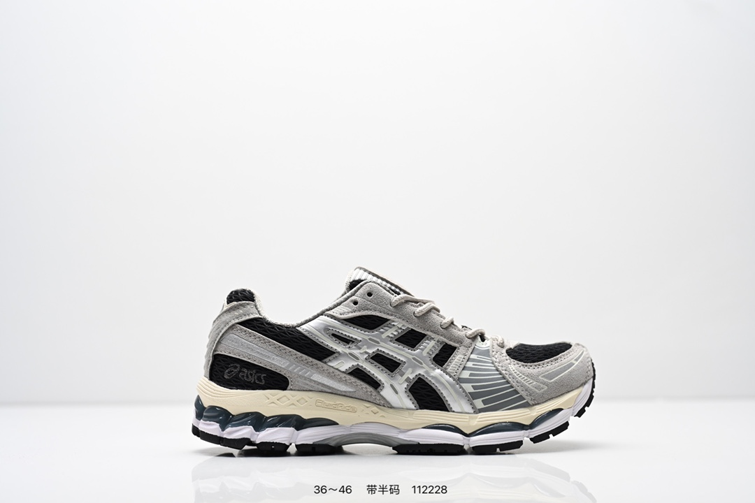 亚瑟士 KITH x Asics Gel-Kayano 12.1 “Light Sage”运动舒适防滑透气 低帮跑步鞋 厚底增高老爹鞋 该款ASICS Kayano 12.1 x KITH联名款鞋面采用混合版本,集成了Kayano 12的鞋面和GelNimbus 17的缓震系统,鞋盒配有ASICS和KITH的标志,鞋带颜色多样,鞋底为黑色橡胶,鞋面设计有皮革元素,整体外观时尚精致,与早期运动鞋相比,该款更具特色.￼个人觉得今年 Asics 的鞋王就是它了.低饱和度的湖水绿自带高级感.米白色的做旧中底 复古氛围感十足 #晒晒你的百搭秋冬通勤鞋 #跑鞋刮起复古风 #复古赛道一双踏入#新复古回潮#双11到手不剁手 #双11装备秒到手 #鞋王争霸赛 #点缀我的秋季穿搭#潮流入秋攻略 #秋日少年感穿搭 #潮流尖子生#我最百搭的单品#硬控我的百搭好鞋#更新我的秋日鞋柜#穿这双鞋子走进秋天 货号: 1203A827-100 含半码 编码:112228