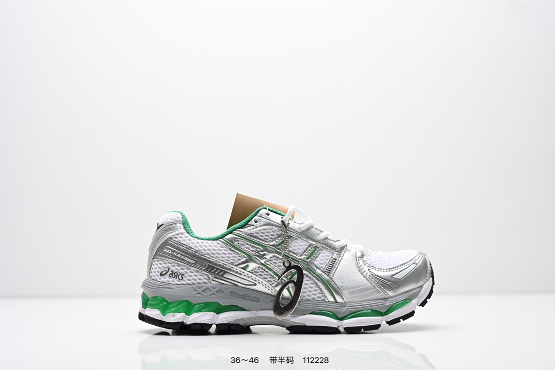 亚瑟士 KITH x Asics Gel-Kayano 12.1 “Light Sage”运动舒适防滑透气 低帮跑步鞋 厚底增高老爹鞋 该款ASICS Kayano 12.1 x KITH联名款鞋面采用混合版本,集成了Kayano 12的鞋面和GelNimbus 17的缓震系统,鞋盒配有ASICS和KITH的标志,鞋带颜色多样,鞋底为黑色橡胶,鞋面设计有皮革元素,整体外观时尚精致,与早期运动鞋相比,该款更具特色.￼个人觉得今年 Asics 的鞋王就是它了.低饱和度的湖水绿自带高级感.米白色的做旧中底 复古氛围感十足 #晒晒你的百搭秋冬通勤鞋 #跑鞋刮起复古风 #复古赛道一双踏入#新复古回潮#双11到手不剁手 #双11装备秒到手 #鞋王争霸赛 #点缀我的秋季穿搭#潮流入秋攻略 #秋日少年感穿搭 #潮流尖子生#我最百搭的单品#硬控我的百搭好鞋#更新我的秋日鞋柜#穿这双鞋子走进秋天 货号: 1203A827-100 含半码 编码:112228