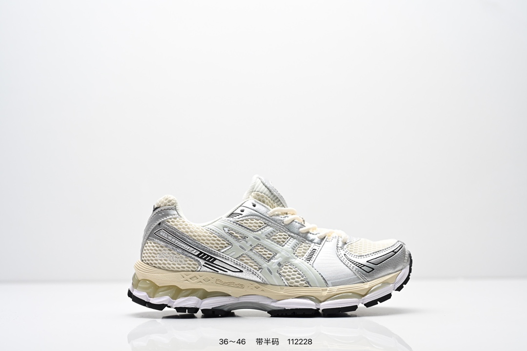 💰140
亚瑟士 KITH x Asics Gel-Kayano 12.1 “Light Sage”运动舒适防滑透气 低帮跑步鞋 厚底增高老爹鞋 该款ASICS Kayano 12.1 x KITH联名款鞋面采用混合版本，集成了Kayano 12的鞋面和GelNimbus 17的缓震系统，鞋盒配有ASICS和KITH的标志，鞋带颜色多样，鞋底为黑色橡胶，鞋面设计有皮革元素，整体外观时尚精致，与早期运动鞋相比，该款更具特色。￼个人觉得今年 Asics 的鞋王就是它了。低饱和度的湖水绿自带高级感。米白色的做旧中底 复古氛围感十足 #晒晒你的百搭秋冬通勤鞋   #跑鞋刮起复古风  #复古赛道一双踏入#新复古回潮#双11到手不剁手     #双11装备秒到手 #鞋王争霸赛 #点缀我的秋季穿搭#潮流入秋攻略 #秋日少年感穿搭  #潮流尖子生#我最百搭的单品#硬控我的百搭好鞋#更新我的秋日鞋柜#穿这双鞋子走进秋天      

货号:  1203A827-100
尺码：36～46含半码
编码：112228