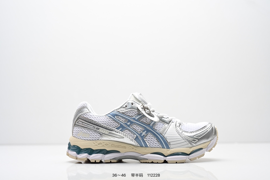 集合💰140
亚瑟士 KITH x Asics Gel-Kayano 12.1 “Light Sage”运动舒适防滑透气 低帮跑步鞋 厚底增高老爹鞋 该款ASICS Kayano 12.1 x KITH联名款鞋面采用混合版本，集成了Kayano 12的鞋面和GelNimbus 17的缓震系统，鞋盒配有ASICS和KITH的标志，鞋带颜色多样，鞋底为黑色橡胶，鞋面设计有皮革元素，整体外观时尚精致，与早期运动鞋相比，该款更具特色。￼个人觉得今年 Asics 的鞋王就是它了。低饱和度的湖水绿自带高级感。米白色的做旧中底 复古氛围感十足 #晒晒你的百搭秋冬通勤鞋   #跑鞋刮起复古风  #复古赛道一双踏入#新复古回潮#双11到手不剁手     #双11装备秒到手 #鞋王争霸赛 #点缀我的秋季穿搭#潮流入秋攻略 #秋日少年感穿搭  #潮流尖子生#我最百搭的单品#硬控我的百搭好鞋#更新我的秋日鞋柜#穿这双鞋子走进秋天      

货号:  1203A827-100
尺码：36～46含半码
编码：112228