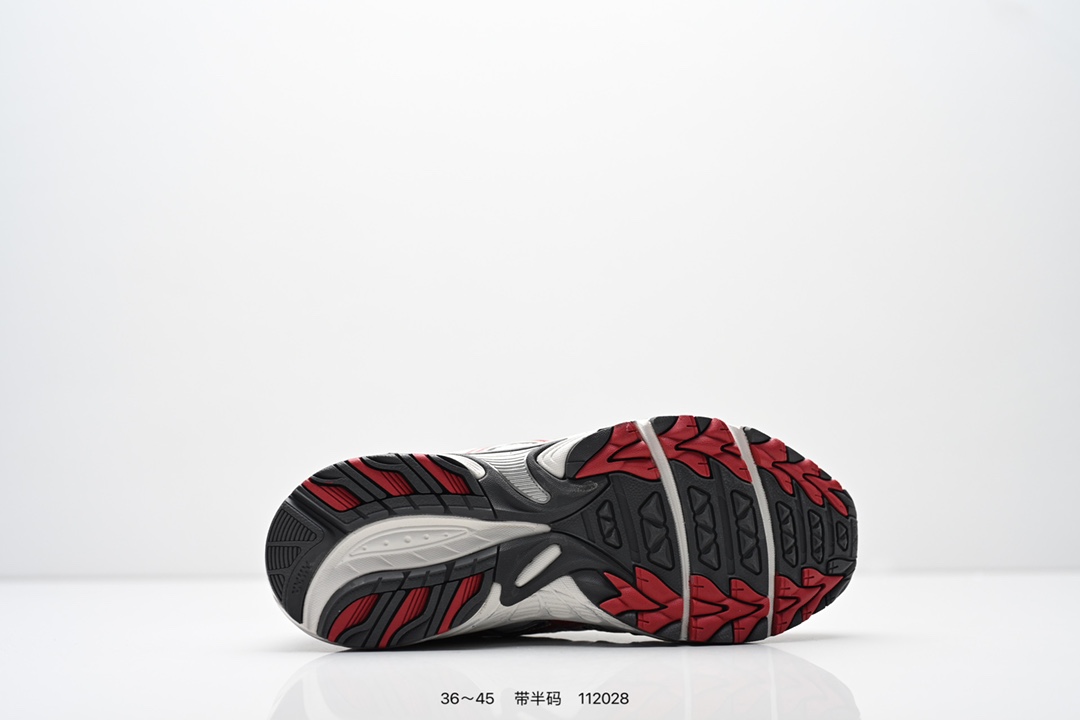 💰140
Asics GEL-KAHANA TR V4 亚瑟士户外运动鞋户外运动鞋 脚感非常好透气 户外登山鞋，这双鞋极具户外运动风格设计，大底与中底采用了AHAR耐磨橡胶与GEL缓震胶技术，拥有良好的抓地力与舒适的穿着体验。鞋底使用的一体化TPU稳定片，可以有效防止脚部过度扭转与侧翻，在提供优秀稳定性的同时，进一步增强了鞋款的机能设计美学。还有快速系带系统更方便穿戴，为户外运动提供了更优的防护。银白金属色泽的面料与流线型设计展现出一种速度感与未来感，喜欢的朋友们可以留意哈！
货号：1203A585-100
类型：男女鞋
尺码：36-45含半码
编码：112028