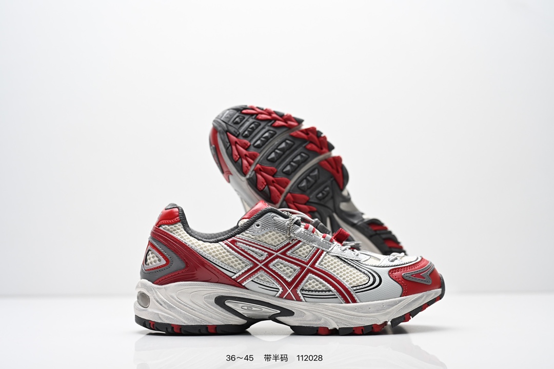 💰140
Asics GEL-KAHANA TR V4 亚瑟士户外运动鞋户外运动鞋 脚感非常好透气 户外登山鞋，这双鞋极具户外运动风格设计，大底与中底采用了AHAR耐磨橡胶与GEL缓震胶技术，拥有良好的抓地力与舒适的穿着体验。鞋底使用的一体化TPU稳定片，可以有效防止脚部过度扭转与侧翻，在提供优秀稳定性的同时，进一步增强了鞋款的机能设计美学。还有快速系带系统更方便穿戴，为户外运动提供了更优的防护。银白金属色泽的面料与流线型设计展现出一种速度感与未来感，喜欢的朋友们可以留意哈！
货号：1203A585-100
类型：男女鞋
尺码：36-45含半码
编码：112028