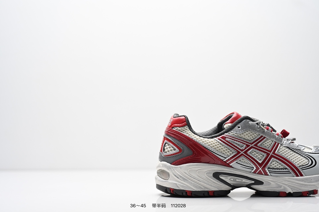 💰140
Asics GEL-KAHANA TR V4 亚瑟士户外运动鞋户外运动鞋 脚感非常好透气 户外登山鞋，这双鞋极具户外运动风格设计，大底与中底采用了AHAR耐磨橡胶与GEL缓震胶技术，拥有良好的抓地力与舒适的穿着体验。鞋底使用的一体化TPU稳定片，可以有效防止脚部过度扭转与侧翻，在提供优秀稳定性的同时，进一步增强了鞋款的机能设计美学。还有快速系带系统更方便穿戴，为户外运动提供了更优的防护。银白金属色泽的面料与流线型设计展现出一种速度感与未来感，喜欢的朋友们可以留意哈！
货号：1203A585-100
类型：男女鞋
尺码：36-45含半码
编码：112028