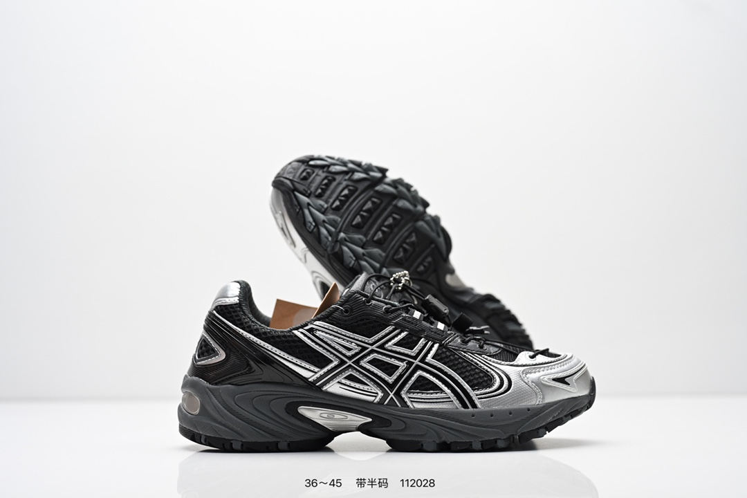 💰140
Asics GEL-KAHANA TR V4 亚瑟士户外运动鞋户外运动鞋 脚感非常好透气 户外登山鞋，这双鞋极具户外运动风格设计，大底与中底采用了AHAR耐磨橡胶与GEL缓震胶技术，拥有良好的抓地力与舒适的穿着体验。鞋底使用的一体化TPU稳定片，可以有效防止脚部过度扭转与侧翻，在提供优秀稳定性的同时，进一步增强了鞋款的机能设计美学。还有快速系带系统更方便穿戴，为户外运动提供了更优的防护。银白金属色泽的面料与流线型设计展现出一种速度感与未来感，喜欢的朋友们可以留意哈！
货号：1203A585-100
类型：男女鞋
尺码：36-45含半码
编码：112028