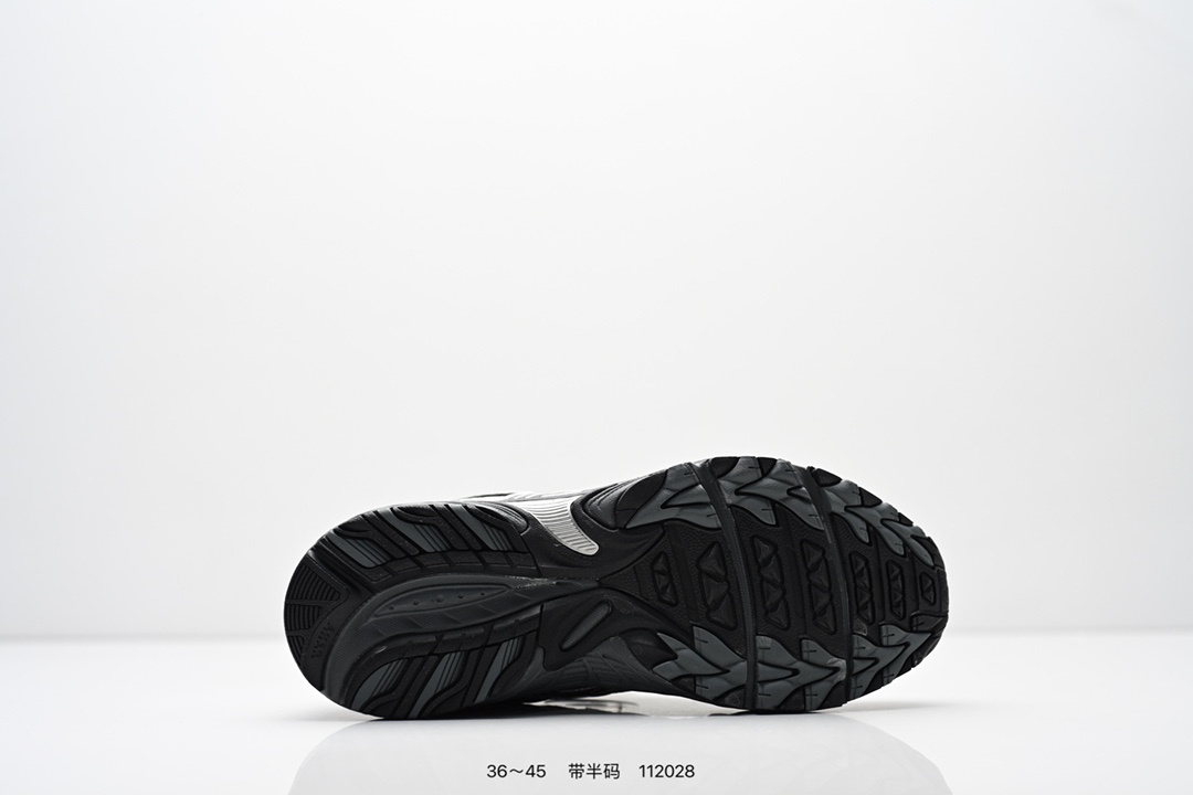 💰140
Asics GEL-KAHANA TR V4 亚瑟士户外运动鞋户外运动鞋 脚感非常好透气 户外登山鞋，这双鞋极具户外运动风格设计，大底与中底采用了AHAR耐磨橡胶与GEL缓震胶技术，拥有良好的抓地力与舒适的穿着体验。鞋底使用的一体化TPU稳定片，可以有效防止脚部过度扭转与侧翻，在提供优秀稳定性的同时，进一步增强了鞋款的机能设计美学。还有快速系带系统更方便穿戴，为户外运动提供了更优的防护。银白金属色泽的面料与流线型设计展现出一种速度感与未来感，喜欢的朋友们可以留意哈！
货号：1203A585-100
类型：男女鞋
尺码：36-45含半码
编码：112028