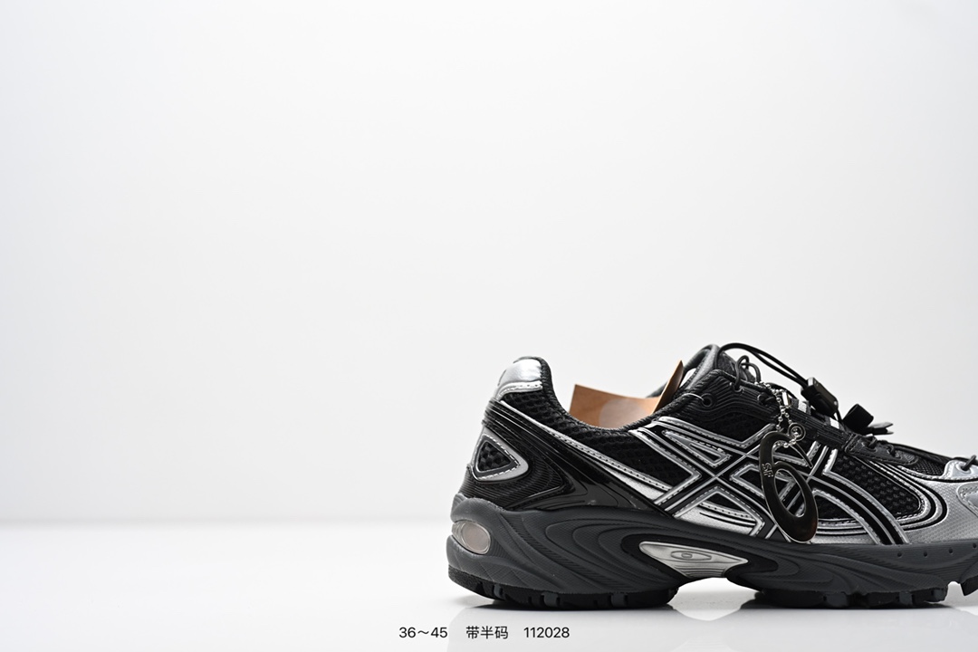 💰140
Asics GEL-KAHANA TR V4 亚瑟士户外运动鞋户外运动鞋 脚感非常好透气 户外登山鞋，这双鞋极具户外运动风格设计，大底与中底采用了AHAR耐磨橡胶与GEL缓震胶技术，拥有良好的抓地力与舒适的穿着体验。鞋底使用的一体化TPU稳定片，可以有效防止脚部过度扭转与侧翻，在提供优秀稳定性的同时，进一步增强了鞋款的机能设计美学。还有快速系带系统更方便穿戴，为户外运动提供了更优的防护。银白金属色泽的面料与流线型设计展现出一种速度感与未来感，喜欢的朋友们可以留意哈！
货号：1203A585-100
类型：男女鞋
尺码：36-45含半码
编码：112028