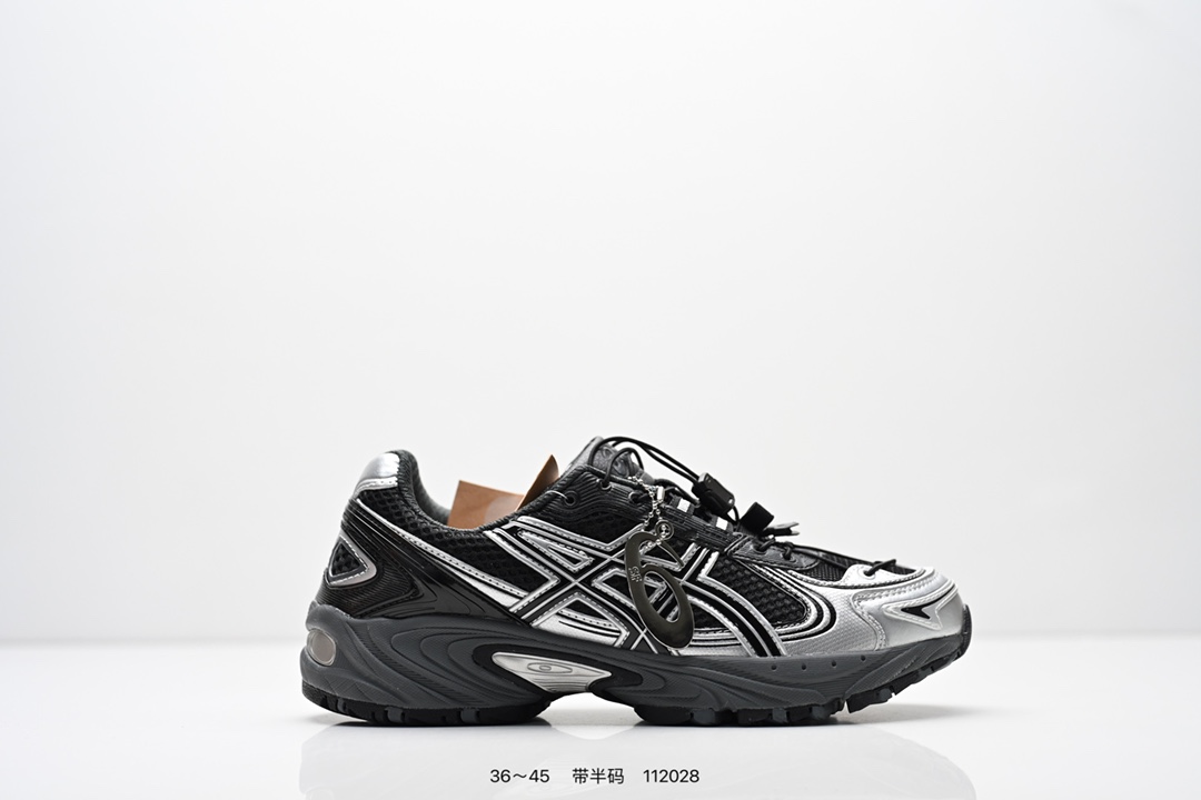 集合💰140
Asics GEL-KAHANA TR V4 亚瑟士户外运动鞋户外运动鞋 脚感非常好透气 户外登山鞋，这双鞋极具户外运动风格设计，大底与中底采用了AHAR耐磨橡胶与GEL缓震胶技术，拥有良好的抓地力与舒适的穿着体验。鞋底使用的一体化TPU稳定片，可以有效防止脚部过度扭转与侧翻，在提供优秀稳定性的同时，进一步增强了鞋款的机能设计美学。还有快速系带系统更方便穿戴，为户外运动提供了更优的防护。银白金属色泽的面料与流线型设计展现出一种速度感与未来感，喜欢的朋友们可以留意哈！
货号：1203A585-100
类型：男女鞋
尺码：36-45含半码
编码：112028