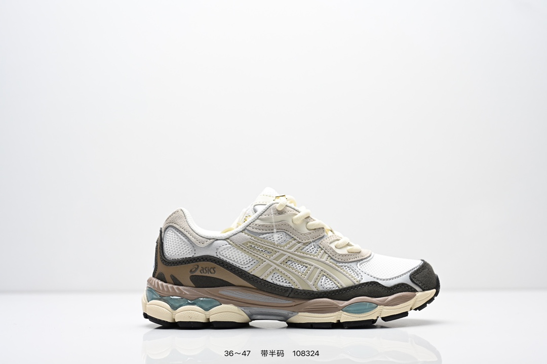 Asics Gel-NYC 复古单品 ASICS亚瑟士宣布推出全新鞋款GEL-NYC,其设计灵感来源于GEL-NIMBUS 3,GEL-MC PLUS V 和 GEL-CUMULUS 16 这些往日经典鞋款.而在原有设计的启发之上,此次鞋款采用更贴合当今潮流趋势的材料和创新技术,展现出纽约充满活力的都市精神.2000 年代初期 ASICS亚瑟士的多个经典款跑鞋款式,融合纽约市富有朝气活力的城市精神气质,共同成就了GEL-NYC系列在鞋面和配色上的创造力.该鞋款在开发初期便以GEL-NIMBUS 3为蓝本,并将GEL-MC PLUS V 鞋面的各类装饰融合于其中.ASICS 亚瑟士设计团队从而得以重构经典鞋款,为其带来崭新的设计呈现,创造色彩拼接上的更多可能性.此次GEL-NYC系列配色采用了柔和却富有张力的黑色加泥灰色、奶油色加深灰色,真实还原了纽约的城市地标形象.ASICS亚瑟士承袭过往经典,创造当下新生,将多个标志性跑鞋设计细节重构再造,成就了GEL-NYC这一极具现代风格的混搭之作 货号:1203A383-103 编码:108324