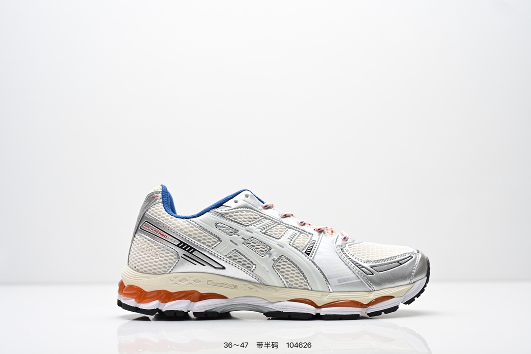 集合💰130
亚瑟士 KITH x Asics Gel-Kayano 12.1 “Light Sage”运动舒适防滑透气 低帮跑步鞋 厚底增高老爹鞋 该款ASICS Kayano 12.1 x KITH联名款鞋面采用混合版本，集成了Kayano 12的鞋面和GelNimbus 17的缓震系统，鞋盒配有ASICS和KITH的标志，鞋带颜色多样，鞋底为黑色橡胶，鞋面设计有皮革元素，整体外观时尚精致，与早期运动鞋相比，该款更具特色。￼个人觉得今年 Asics 的鞋王就是它了。低饱和度的湖水绿自带高级感。米白色的做旧中底 复古氛围感十足 #晒晒你的百搭秋冬通勤鞋   #跑鞋刮起复古风  #复古赛道一双踏入#新复古回潮#双11到手不剁手     #双11装备秒到手 #鞋王争霸赛 #点缀我的秋季穿搭#潮流入秋攻略 #秋日少年感穿搭  #潮流尖子生#我最百搭的单品#硬控我的百搭好鞋#更新我的秋日鞋柜#穿这双鞋子走进秋天      
货号:  1203A555-100
编码：104626
 Size:如图