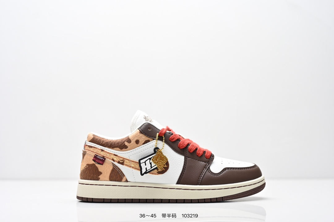 95💰工厂直销价
公司级：Nike Air Jordan 1 马年限定 CNY新年款 耐克 舒适贴合低帮 复古篮球鞋
同步官方配色 升级原楦原档案数据开发纸版楦型 采用同源纳帕头层皮革鞋面材质 全新底模完美品相清洁度及喷漆效果
官方货号:IQ5321-121
尺码:36 36.5 37.5 38 38.5 39 40 40.5 41 42 42.5 43 44 45  
ID:103219